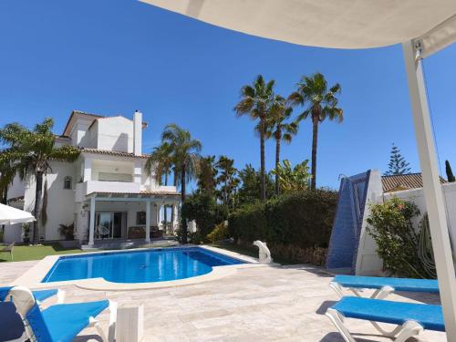Stunning and luxury Villa in Marbella-Atalaya - 250m to GC Atalaya, 2x 18 holes and very close to the beach of San Pedro de Alcántara and Puerto Banus or Puente Romano