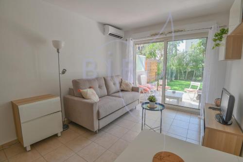 un salon avec un canapé et une table dans l'établissement Comfortable studio terrace and private garden, à Cannes