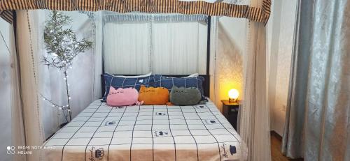 a bedroom with a bed with four pillows on it at Mount Elegance in Nuwara Eliya