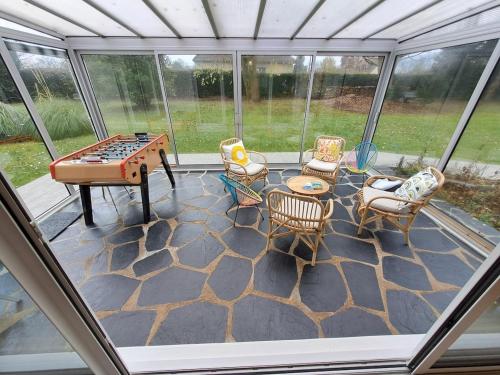 - une terrasse couverte avec une table de billard et des chaises dans l'établissement Au fil des Champs - Collection Idylliq, à Le Bosc-Roger-en-Roumois