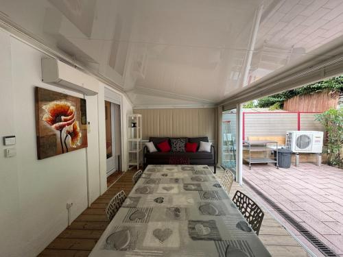 Cette chambre dispose d'une terrasse avec une table et un canapé. dans l'établissement Appartement 2ch, terrasses parking, 50m de la plage, à Sanary-sur-Mer