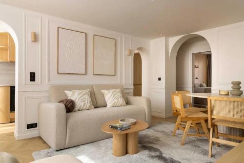 un salon avec un canapé et une table dans l'établissement Chic Apartment with AC 3BR 6P Palais Garnier, à Paris