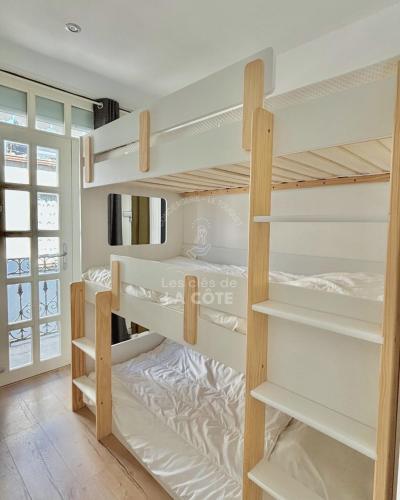 een kamer met 2 stapelbedden bij Maison "Louisette" in Le Touquet-Paris-Plage