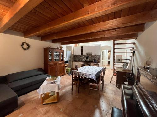 una sala de estar con un sofá y una mesa en La Casa del Carrubo con Piscina condivisa in campagna vicino al mare - Canestanco 18, en Santa Croce Camerina