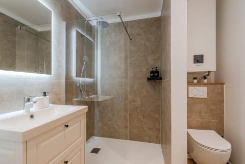 une salle de bain avec un lavabo blanc et des toilettes dans l'établissement OIQIA • Satori • Opale, à Boulogne-sur-Mer