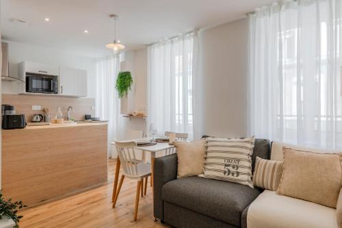 un salon avec un canapé et une table dans l'établissement OIQIA • Satori • Opale, à Boulogne-sur-Mer