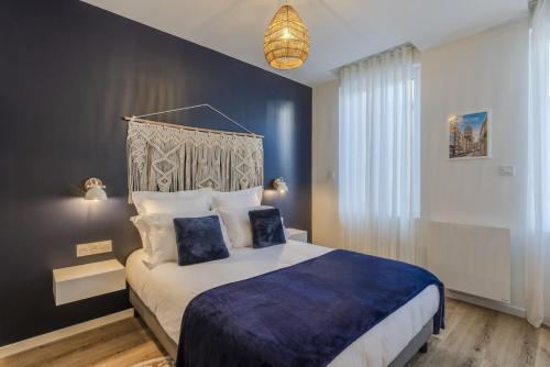 - une chambre avec un lit king-size et une couverture bleue dans l'établissement OIQIA • Satori • Opale, à Boulogne-sur-Mer