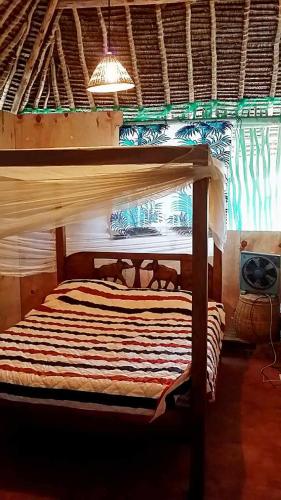 Diani Hostelにあるベッド