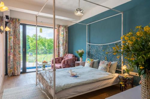 a bedroom with a canopy bed and a balcony at Hotel Casa Art in Oreshak