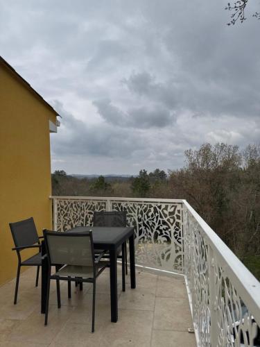 Balkón nebo terasa v ubytování Chambre hotes avec vue panoramique sur la foret