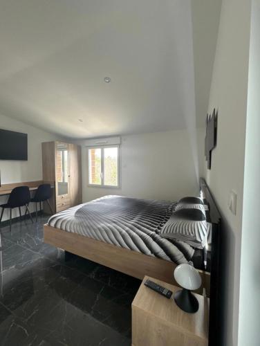 Postel nebo postele na pokoji v ubytování Chambre hotes avec vue panoramique sur la foret