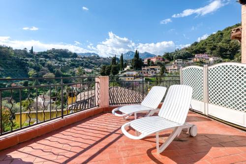 - deux chaises assises sur un balcon avec vue dans l'établissement Maison Baousset - Happy Rentals, à Menton