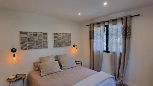 un dormitorio con una cama y una ventana en Villa Antassi enjoy the sun, en Grimaud