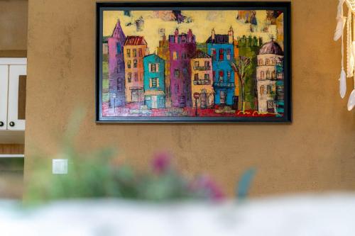 a picture of a painting on a wall at Hotel Casa Art in Oreshak