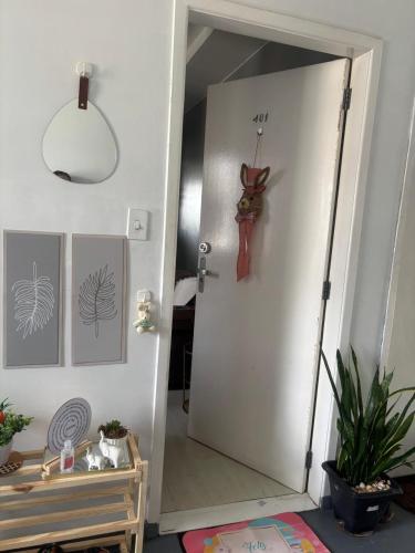 a room with a door with a plant on the wall at Apartamento cop in Ananindeua