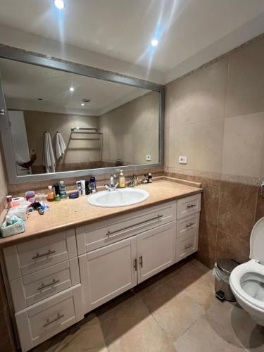 une salle de bain avec un lavabo et un grand miroir dans l'établissement classy new 2 bedrooms 2 bathrooms apartment at Domina coral bay sea view with everything you need, à Charm el-Cheikh