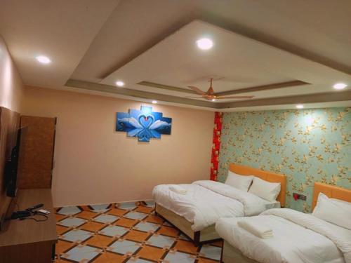 Un pat sau paturi într-o cameră la Hotel Dev Inn