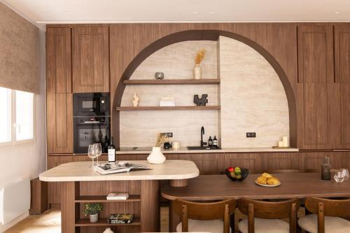 - une cuisine avec une table, des chaises et un comptoir dans l'établissement Luxury Comfort 3BD 8P Heart of Le Marais, à Paris
