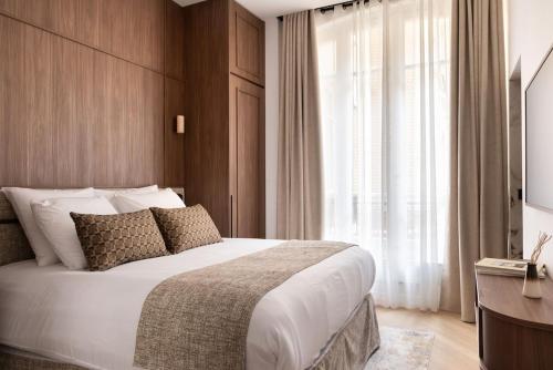 une chambre avec un lit et une grande fenêtre dans l'établissement Luxury Comfort 3BD 8P Heart of Le Marais, à Paris