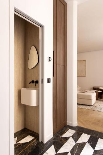 une salle de bain avec un lavabo et un miroir dans l'établissement Luxury Comfort 3BD 8P Heart of Le Marais, à Paris