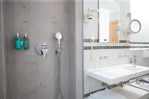 a bathroom with a sink and a mirror at Hotel Nou Romà in Denia