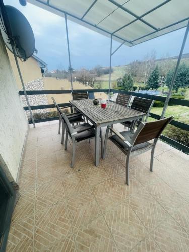 Μπαλκόνι ή βεράντα στο LakePark Garden Villa with swimming pool & park