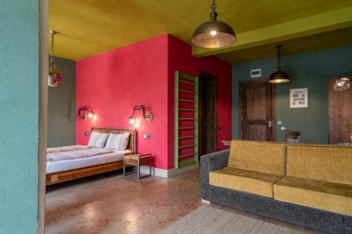 a bedroom with a bed and a red wall at Hotel Casa Art in Oreshak