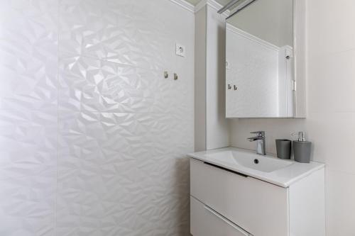 Arco - Sleek 2-BR Apt in the Heart of Athens