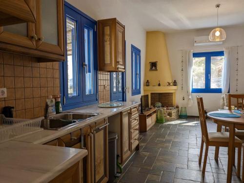 Una cocina o cocineta en Tranquil Seaside Escape
