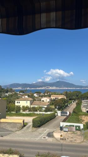 - une vue depuis la fenêtre d'une ville avec une route dans l'établissement Studio PORTICCIO, à Porticcio