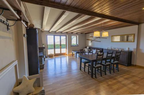 une salle à manger et un salon avec une table et des chaises dans l'établissement Apartament les Costes del Cadí, à Estavar