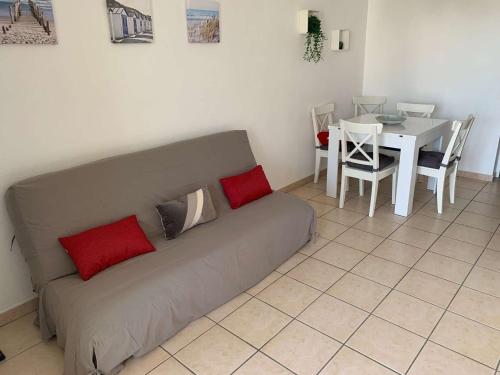 - un canapé dans le salon avec une table dans l'établissement La corvette de la plage Saint Hilaire de RIez, à Saint-Hilaire-de-Riez