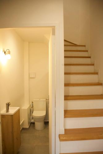 La salle de bains est pourvue de toilettes et d'un escalier. dans l'établissement Renew Spacious & Quiet Apartment, à Paris