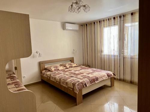 a bedroom with a bed and a window at BarSUN in Bar