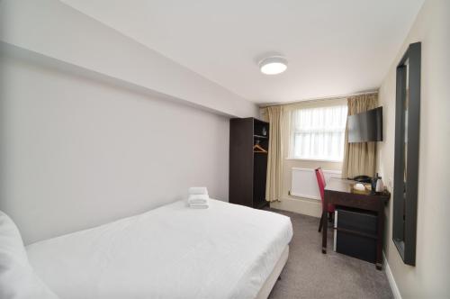 Ivy Bush Royal Hotel by Compass Hospitalityにあるベッド