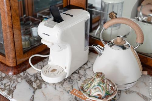 Sous la Houlette, Suites, Piscine intérieure et Saunaにあるコーヒーまたはお茶