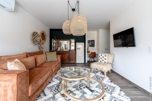 Sous la Houlette, Suites, Piscine intérieure et Saunaにあるテレビまたはエンターテインメントセンター