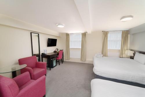Ivy Bush Royal Hotel by Compass Hospitalityにあるテレビまたはエンターテインメントセンター