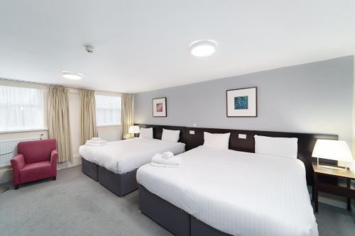 Ivy Bush Royal Hotel by Compass Hospitalityにあるベッド