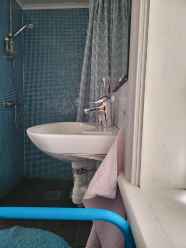 a bathroom with a sink and a mirror at Lilla Taksten in Lärbro