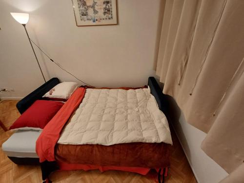- un petit lit dans une chambre avec une lampe dans l'établissement Appartement à louer mon petit bonheur pour deux personnes, à Xonrupt-Longemer