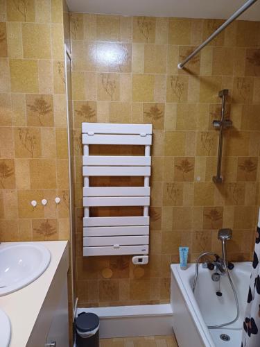 une salle de bain avec un lavabo, des toilettes et une baignoire dans l'établissement Appartement à louer mon petit bonheur pour deux personnes, à Xonrupt-Longemer