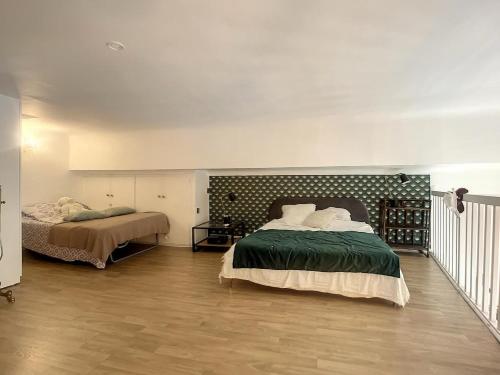 - une chambre avec 2 lits et un escalier dans l'établissement Loft moderne dans le centre de Cannes, à Cannes