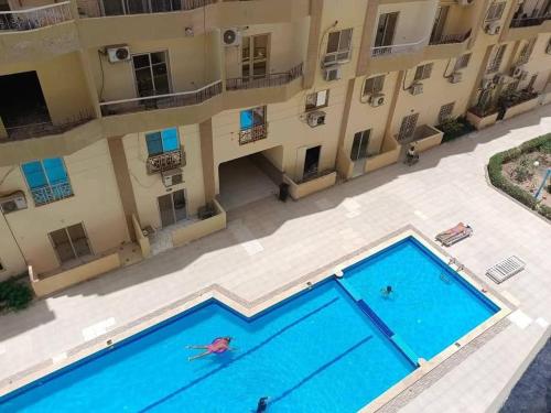 an overhead view of a swimming pool in front of a building at كمبوند سكاي 2 in Hurghada