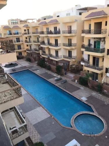 an overhead view of a swimming pool in front of a building at كمبوند سكاي 2 in Hurghada
