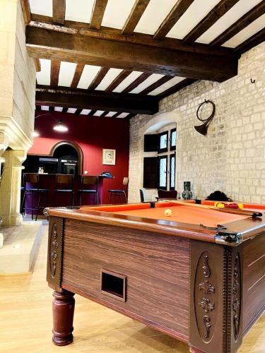 - un billard au milieu d'une pièce dans l'établissement La Maitrise à BAYEUX, à Bayeux