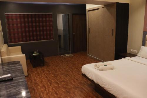 Cama o camas de una habitación en Hotel Vinyasa Residency