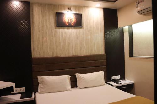 Cama o camas de una habitación en Hotel Vinyasa Residency