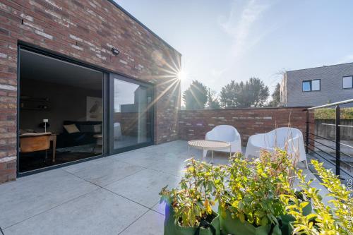 Sous la Houlette, Suites, Piscine intérieure et Saunaにある庭
