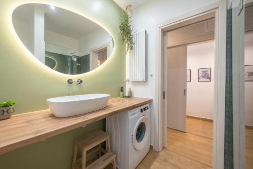 Un baño con lavabo y lavadora. en Platon At Philopappou By Greece Apartments, en Atenas